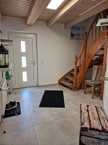 Heller Eingangsbereich im Ferienhaus Villa Krabbe in Hooksiel – ideal für Senioren und Familienurlaub mit Hund