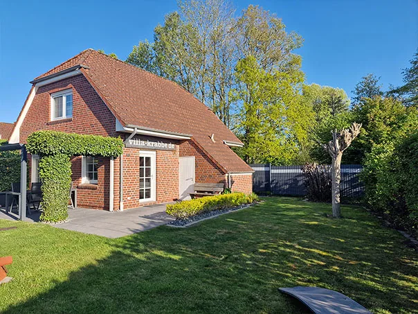 Großer Garten hinter dem Ferienhaus Villa Krabbe in Hooksiel