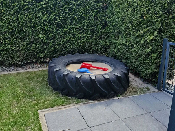 Sandkasten im Garten der Villa Krabbe in Hooksiel