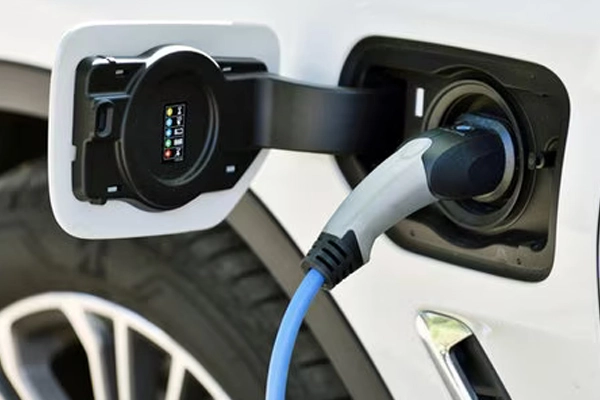 Privater PKW-Stellplatz mit 11KW Ladestation direkt am Ferienhaus!