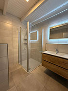 Dusche mit festen Glaswänden im Erdgeschoss