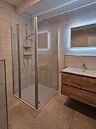 Modernes Waschbecken mit Handtuchtrockner