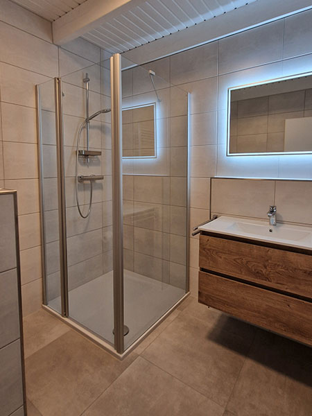 Barrierearmes Bad Ferienhaus Hooksiel: Ebenerdige Dusche im Erdgeschoss – ideal für Großeltern und Familienurlaub