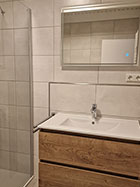 Badezimmerschrank und Einrichtung im Erdgeschoss