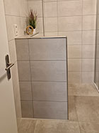 Erdgeschossbad mit Dusche und Waschbecken