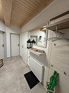 Flur mit Spiegel und Garderobe