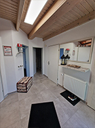 Flur mit hellen Fliesen