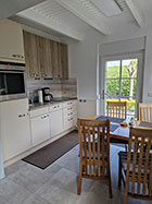 Küche mit Blick nach draußen und Dunstabzugshaube