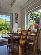 Küche mit Esstisch und Blick auf den Deich