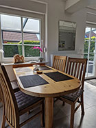 Essbereich mit Garten- und Deichaussicht