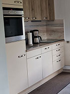 Küche mit Elektrogeräten und Schränken