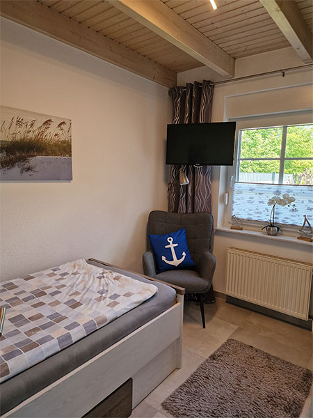 Seniorengerechtes Einzelbett im Erdgeschoss-Schlafzimmer der Villa-Krabbe in Hooksiel
