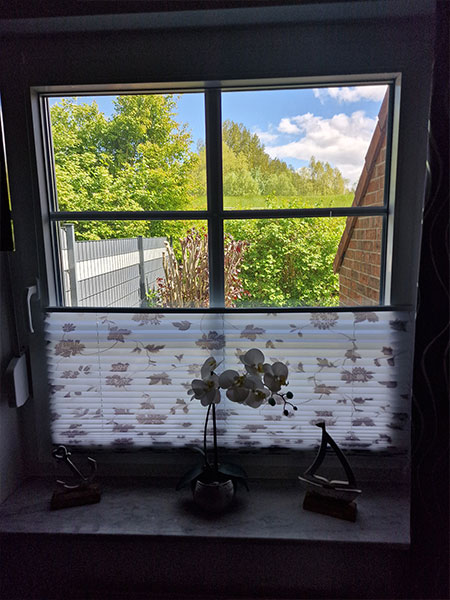 Einzelbett mit Blick auf das TV-Gerät im Omazimmer