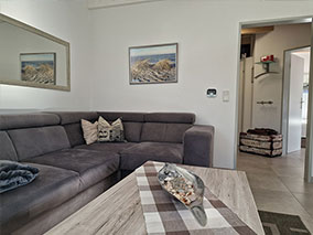 Wohnbereich mit Flur im Hintergrund