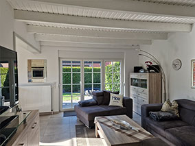 Dekoratives Wohnzimmer mit modernen Möbeln