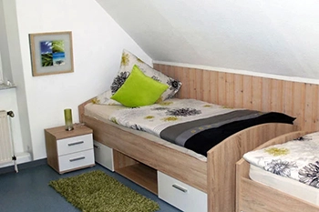 Helles Kinderzimmer mit zwei Betten im Ferienhaus