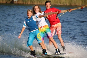 Jugendliche beim Wasserski im Familienurlaub in Hooksiel: Tipps für Aktivitäten mit Kindern