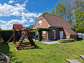 Frontansicht der Villa Krabbe mit Garten