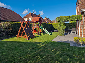 Ferienhaus von der Straße aus gesehen