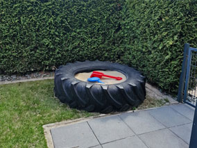 Runder Sandkasten im Garten