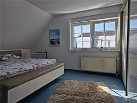 Innenansicht des Schlafzimmers mit Doppelbett