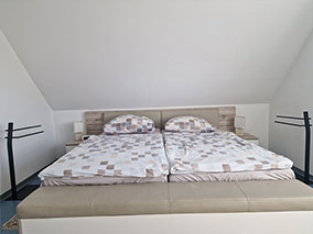 Fensterseite im Schlafzimmer im Obergeschoss