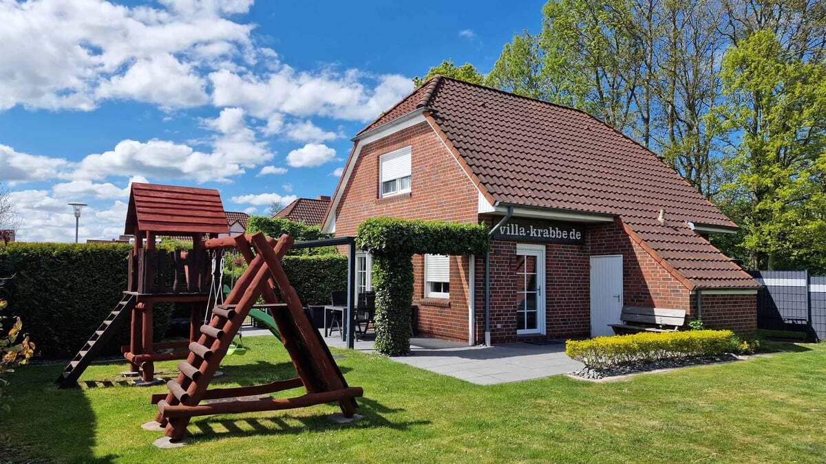 Villa Krabbe: Familienfreundliches Ferienhaus Hooksiel an der Nordsee mit Spielturm