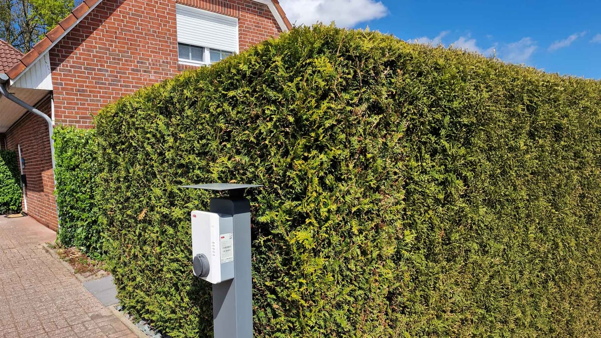 E-Auto Ladestation am Ferienhaus Villa Krabbe in Hooksiel – 11 kW Wallbox direkt am privaten Parkplatz für entspanntes Laden im Urlaub