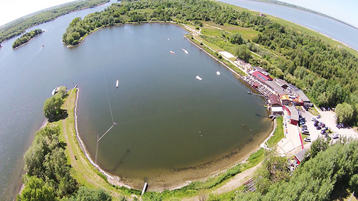 Hooksieler Skiterrassen am Hooksmeer mit Wasserski, Wasserterrasse, Gastronomie und Freizeitspaß für Familien