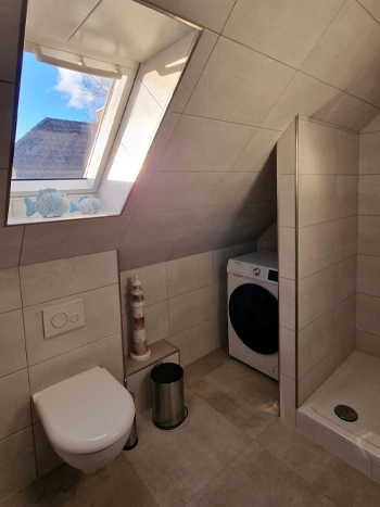 Bad im Obergeschoss mit Dusche und Waschmaschine – Ferienhaus Villa Krabbe Hooksiel