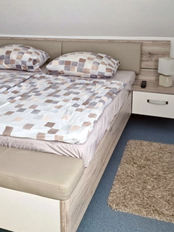 Elternschlafzimmer im Obergeschoss – Ferienhaus Villa Krabbe Hooksiel