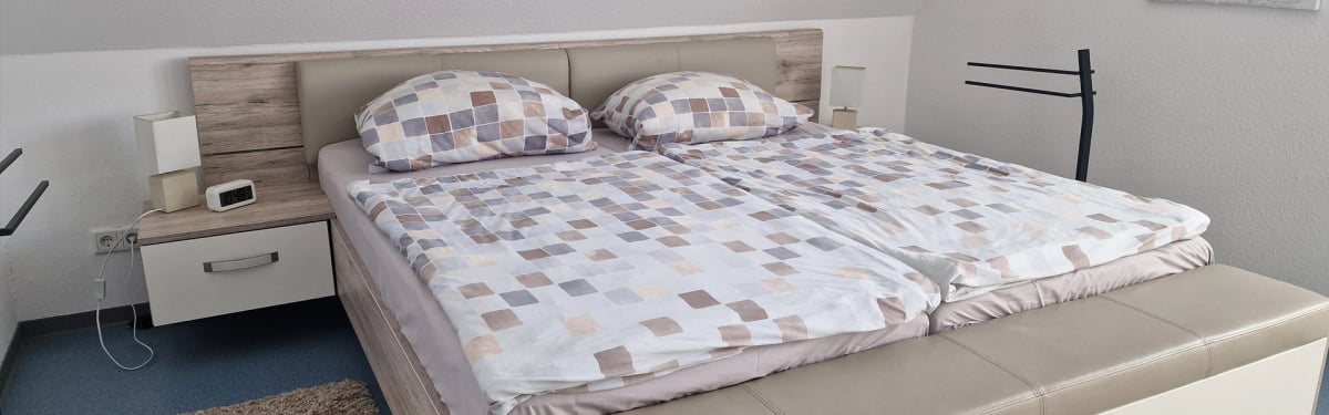 Elternschlafzimmer im Obergeschoss – Ferienhaus Villa Krabbe Hooksiel