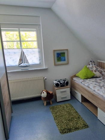 Kinderzimmer im Obergeschoss der Villa Krabbe in Hooksiel mit zwei Einzelbetten