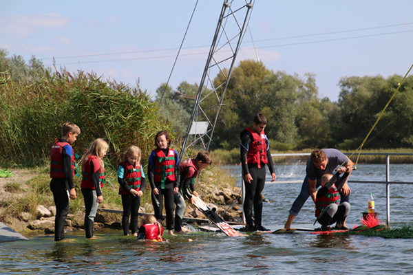 Kleiner Wasserskilift bei den Skiterrassen in Hooksiel