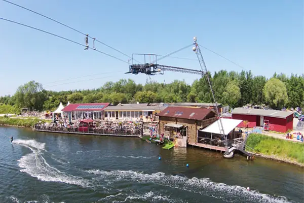 Familienfreundliches Wasserski Erlebnis an den Skiterrassen in Hooksiel