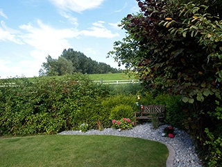 Gepflegte Gartenecke mit Sitzbank