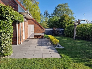 Große Terrasse mit gepflegtem Garten