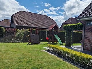 Garten mit Spielturm und Rutsche