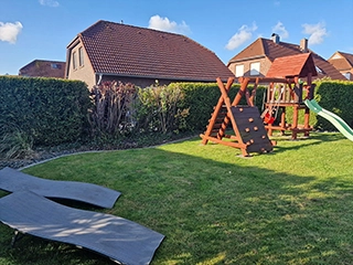 Liegewiese mit Spielplatz im Garten