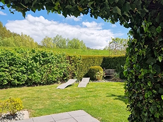 Garten mit Liegen und Blick ins Grüne