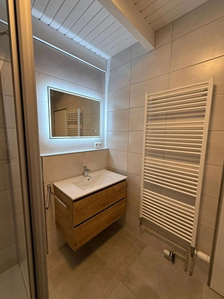 Badezimmer mit Handtuchheizung und Waschbecken