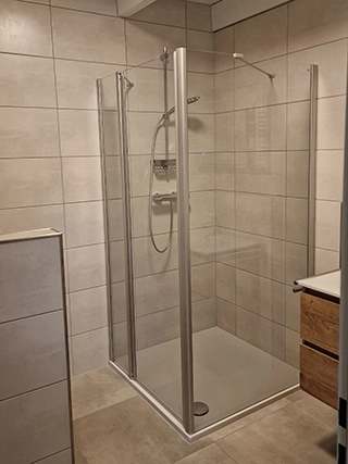 Große bodengleiche Dusche im Badezimmer