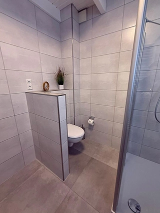 Badezimmer mit WC und Dusche im Ferienhaus