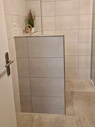 Badezimmer mit modernem Sichtschutz für das WC