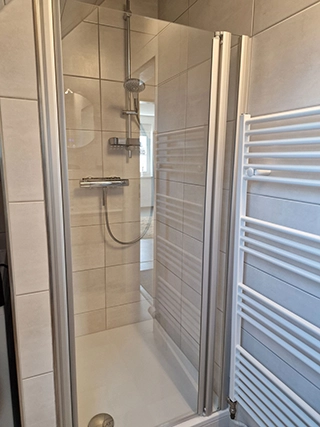 Glasdusche im modernen Badezimmer