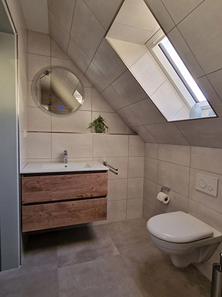 Waschbecken und WC im Badezimmer