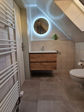 Badezimmer mit beleuchtetem Spiegel