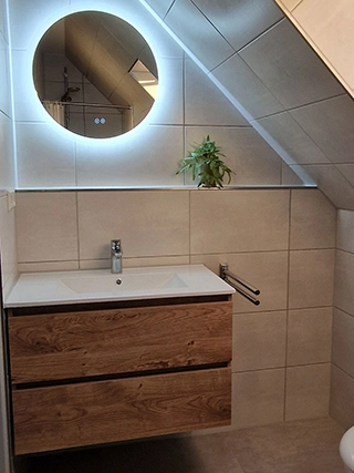 Waschbecken mit rundem LED-Spiegel