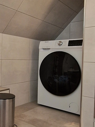 Waschmaschine im Badezimmer unter Dachschräge