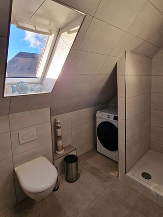 Badezimmer mit Dusche, WC und Dachfenster